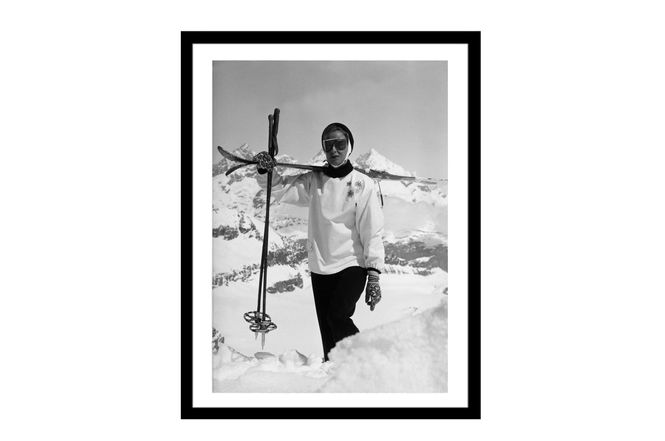 Hovedbilde Glass picture w/frame woman carrying skis 70cm x ...