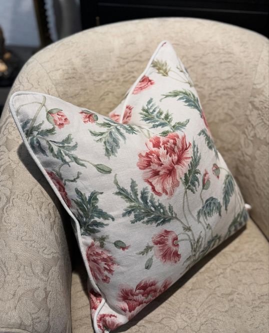 Hovedbilde Pute i 50x50 i blomstrete stoff fra ...